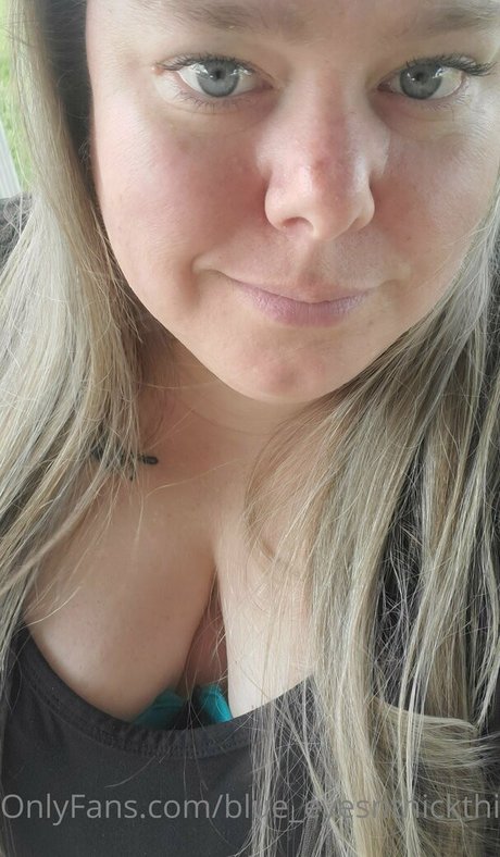 Naken läckt OnlyFans-bild av Blueeyesnthickthighs
