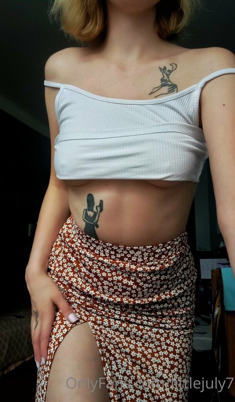 Naken läckt OnlyFans-bild av Littlejuly7