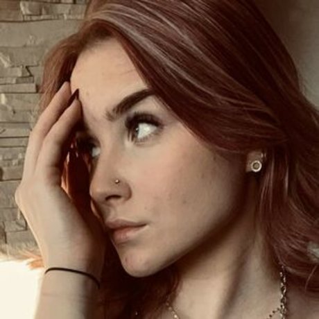 Naken lekkede OnlyFans-bilde av Alina Lovee