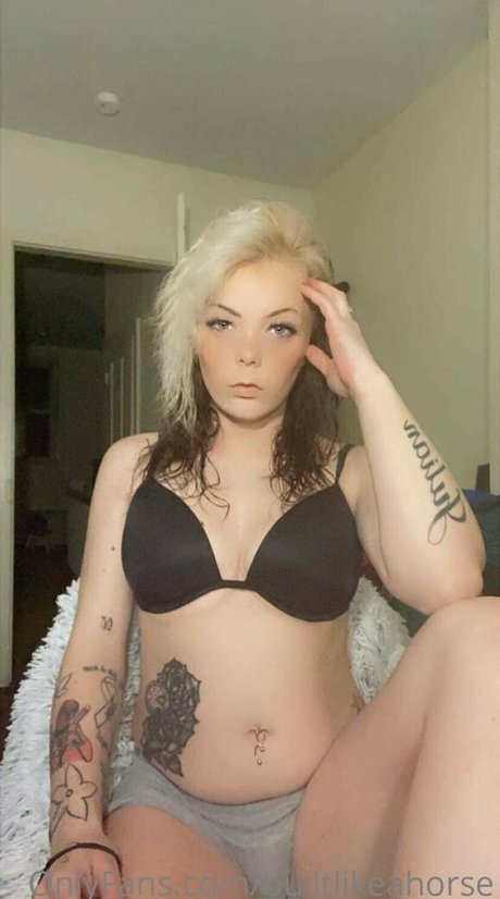 Nahá fotka uniklých OnlyFans od Builtlikeahorse