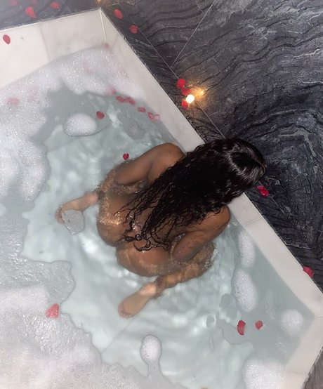 Foto di nudo di fuga di OnlyFans di Nonniebaby