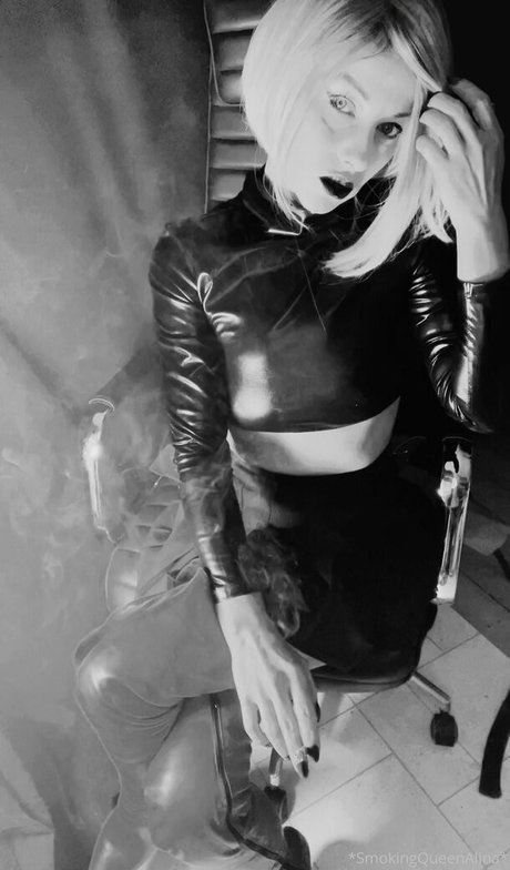 Foto di nudo di fuga di OnlyFans di Smokingqueenalina