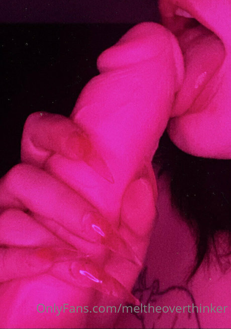 Nahá fotka uniklých OnlyFans od Meltheoverthinker