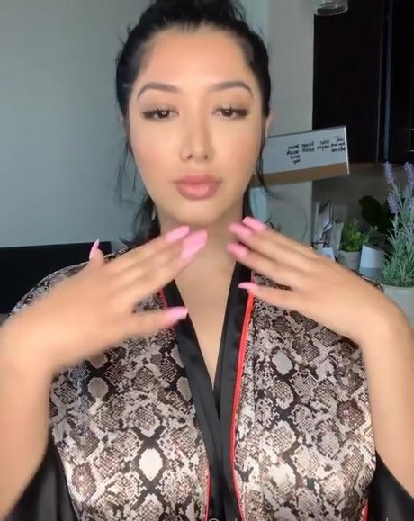 Alasti lekkinud OnlyFans-i pilt Brndav