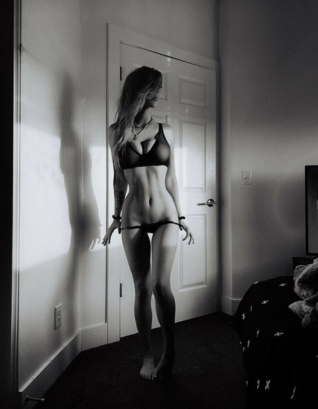 Обнаженная фотография утечки OnlyFans от Itsravenroses