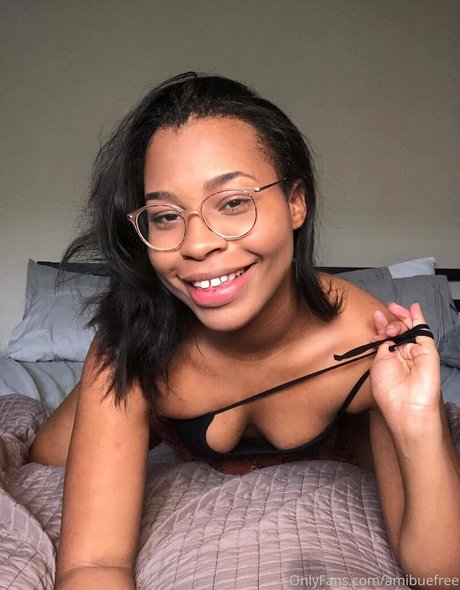 Nahá fotka uniklých OnlyFans od Amibuefree
