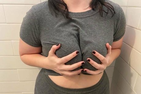 Naken lekkede OnlyFans-bilde av Mildmotha