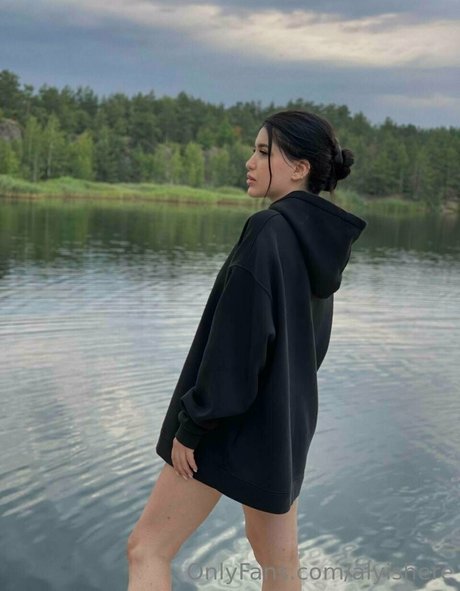 Naakte gelekte OnlyFans-foto van Alyishere