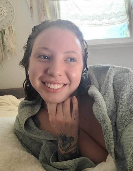 Foto di nudo di fuga di OnlyFans di Pipermaepeach