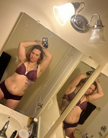 Naakte gelekte OnlyFans-foto van Esprittv