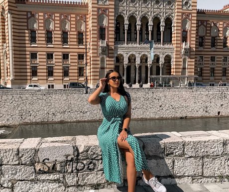 Naken läckt OnlyFans-bild av Emina Jahi